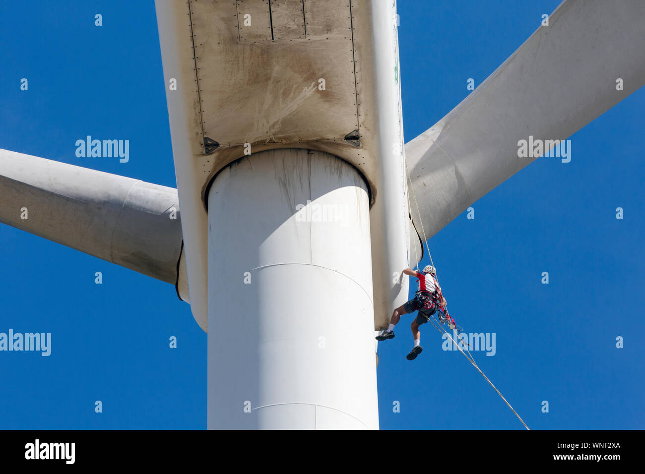 Tecnico che sta lavorando sulla turbina eolica. Tarifa, Costa de la Luz, la provincia di Cadiz Cadice Andalusia. Foto Stock