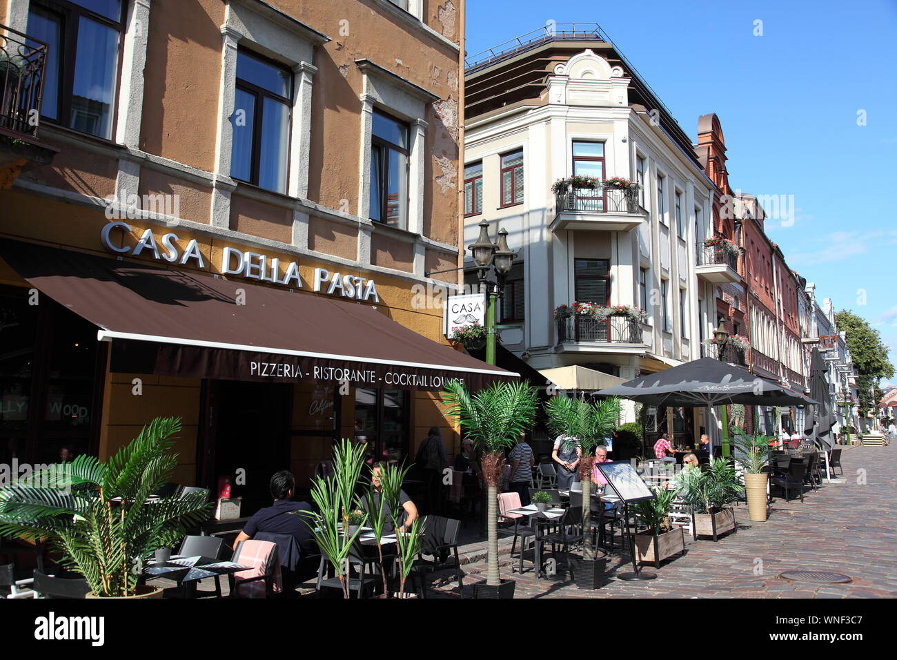 Bar e ristoranti a la strada principale di Vecchia Kaunas, Lituania Foto Stock