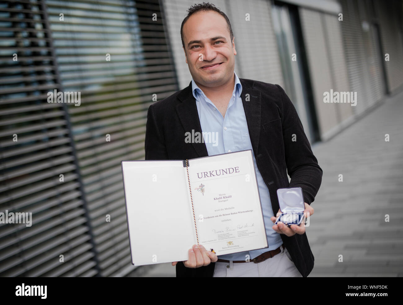 Winnenden, Germania. 06 Sep, 2019. Khalil Khalil trattiene il suo premio nelle sue mani prima del conferimento ufficiale della medaglia home Baden-Württemberg 2019. Il 30-anno-vecchio Siro è fortemente impegnata per la lingua tedesca, parla arabo, curdo, turco e inglese e così i volontari nella sistemazione dei rifugiati come interprete e insegnante di lingua araba nel centro di istruzione per adulti. Credito: Christoph Schmidt/dpa/Alamy Live News Foto Stock