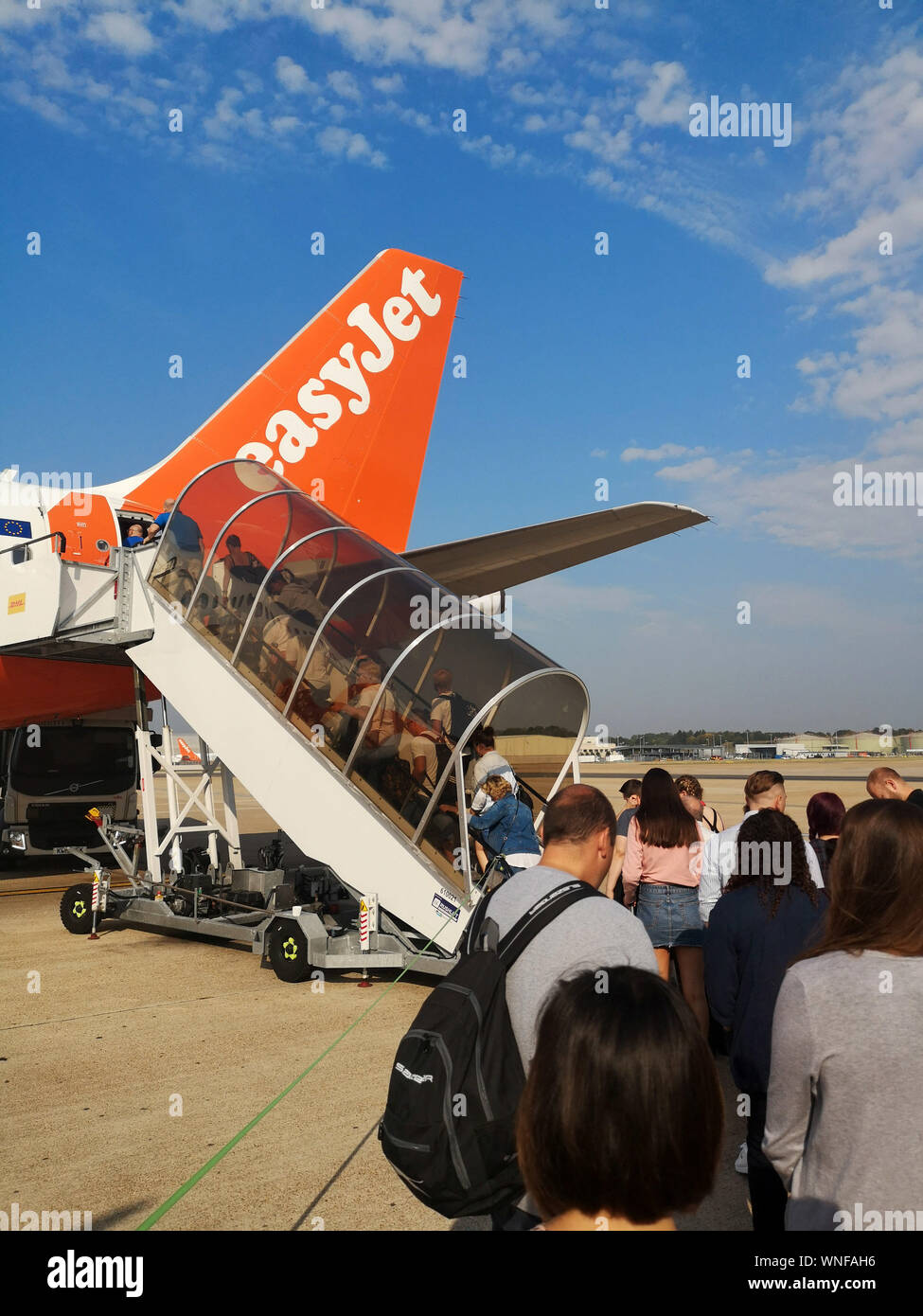 I passeggeri a bordo di un EasyJet Airbus A320 di volo all'Aeroporto di Gatwick di Londra il 27 agosto 2019. Foto Stock