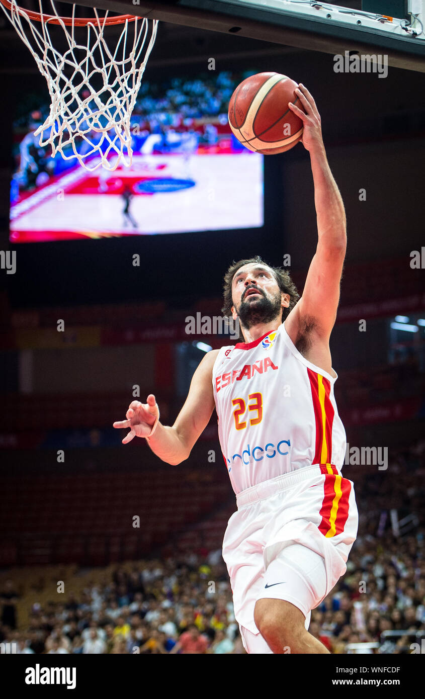 Wuhan, la Cina della provincia di Hubei. 6 Sep, 2019. Sergio di Lullo di Spagna va al cestello durante il gruppo J match tra Spagna e Italia a 2019 FIBA World Cup a Wuhan, capitale della Cina centrale della provincia di Hubei, Sett. 6, 2019. Credito: Xiao Yijiu/Xinhua/Alamy Live News Foto Stock