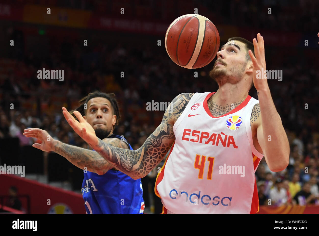 Wuhan, la Cina della provincia di Hubei. 6 Sep, 2019. Juancho Hernangomez (R) di Spagna controlla la sfera durante il gruppo J match tra Spagna e Italia a 2019 FIBA World Cup a Wuhan, capitale della Cina centrale della provincia di Hubei, Sett. 6, 2019. Credito: Cheng Min/Xinhua/Alamy Live News Foto Stock