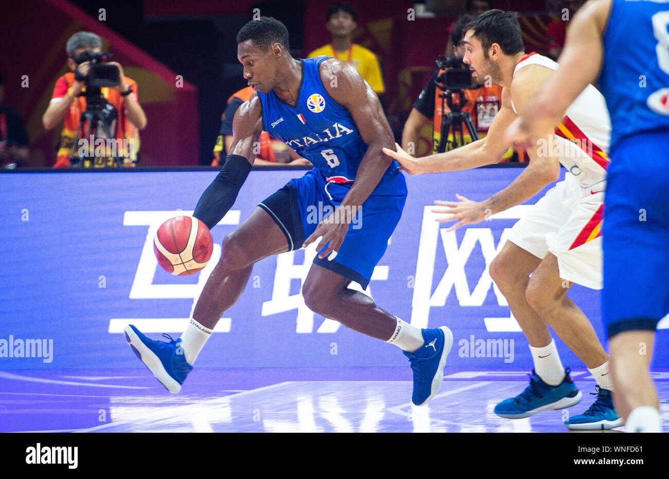 Wuhan, la Cina della provincia di Hubei. 6 Sep, 2019. Paul Biligha (L) dell'Italia salva la sfera durante il gruppo J match tra Spagna e Italia a 2019 FIBA World Cup a Wuhan, capitale della Cina centrale della provincia di Hubei, Sett. 6, 2019. Credito: Xiao Yijiu/Xinhua/Alamy Live News Foto Stock