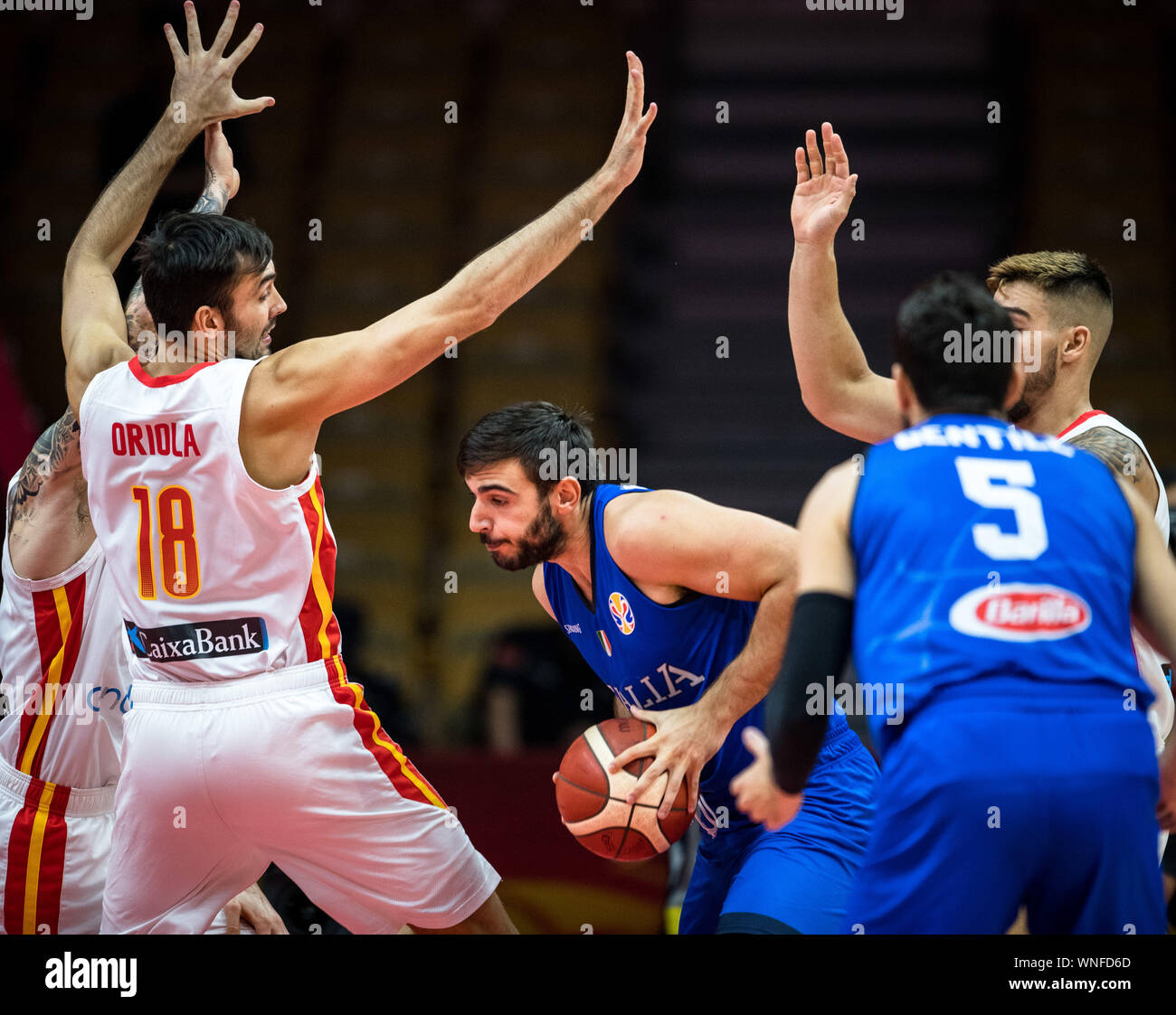 Wuhan, la Cina della provincia di Hubei. 6 Sep, 2019. Amedeo Tessitori (C) dell'Italia si rompe durante il gruppo J match tra Spagna e Italia a 2019 FIBA World Cup a Wuhan, capitale della Cina centrale della provincia di Hubei, Sett. 6, 2019. Credito: Xiao Yijiu/Xinhua/Alamy Live News Foto Stock