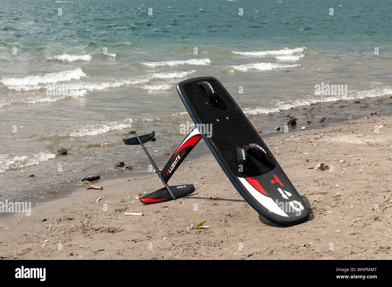 Il lago di Como, Italia - 21 luglio 2019. Windfoil ingranaggio su una spiaggia vicino all'acqua. Trasferimento a caldo di windsurf è nuovo stile di windsurf. Foto Stock