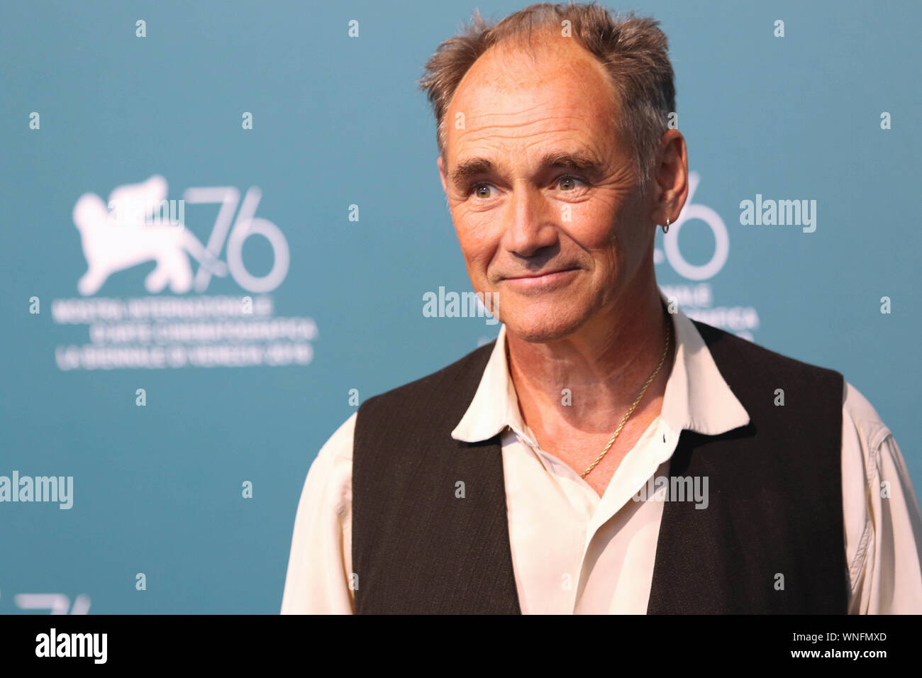 L'Italia, Lido di Venezia, 6 Settembre 2019 : l'attore inglese Mark Rylance al photocall di ' in attesa di barbari ' Direttore Ciro Guerra. 76V Foto Stock