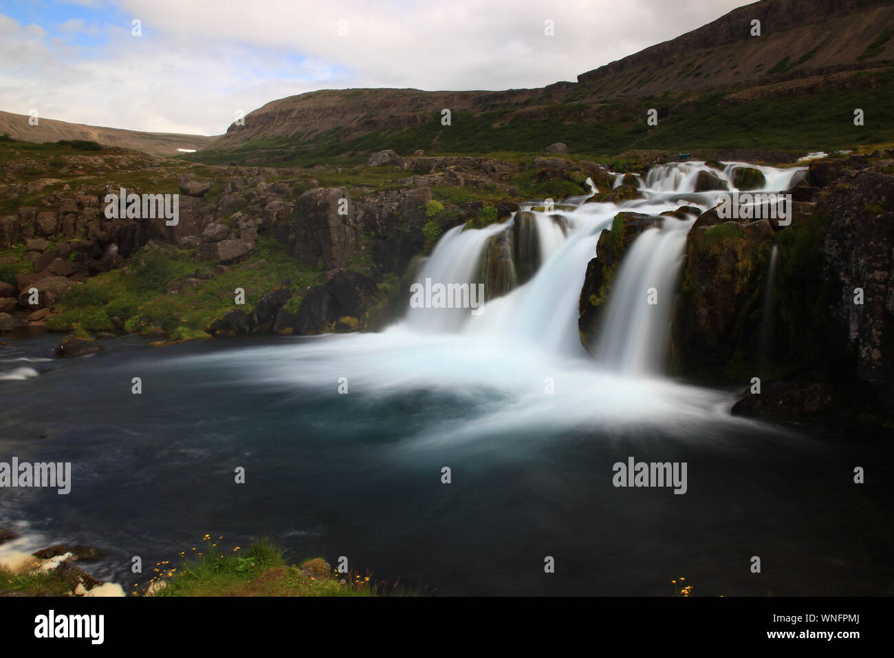 Uno dei livelli della cascata Dynjandi (Fjallfoss) nel Westfjords, Islanda, in un giorno di luglio Foto Stock