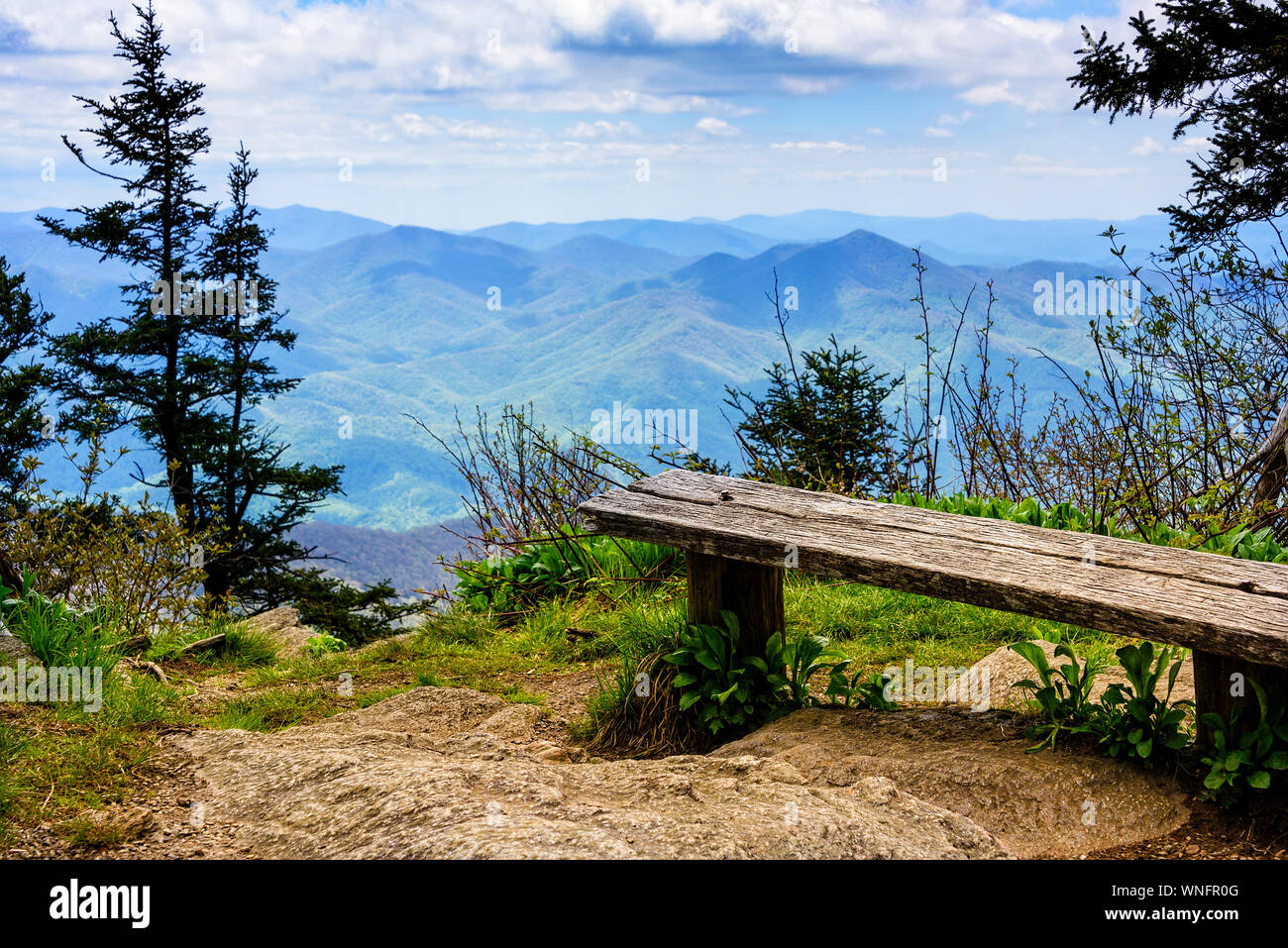 Vista panoramica dal banco di legno di fumoso e Blue Ridge Mountains nella Carolina del Nord Foto Stock