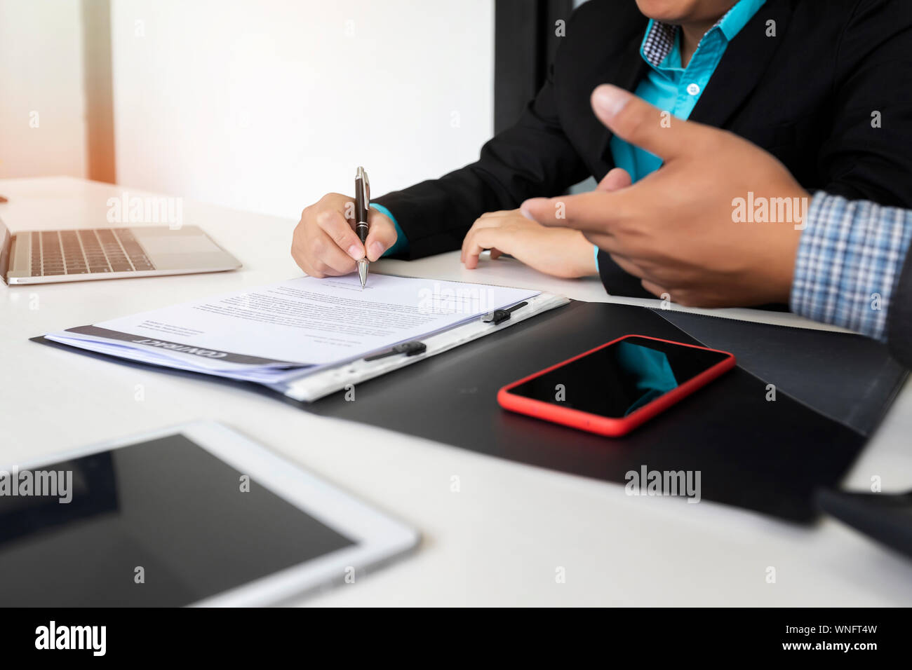 Close up di business man firma contratto facendo una trattativa, business i dettagli del contratto. Proprietario della firma di un documento ufficiale Foto Stock