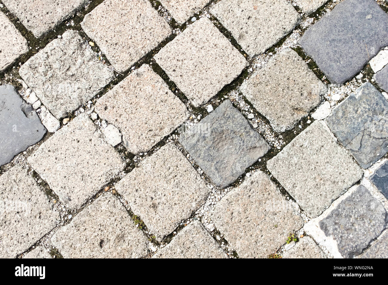 Vecchia strada di pietra texture . file regolari di granito pietre per pavimentazione dello sfondo. Il granito cobblestone pavement pattern closeup view Foto Stock