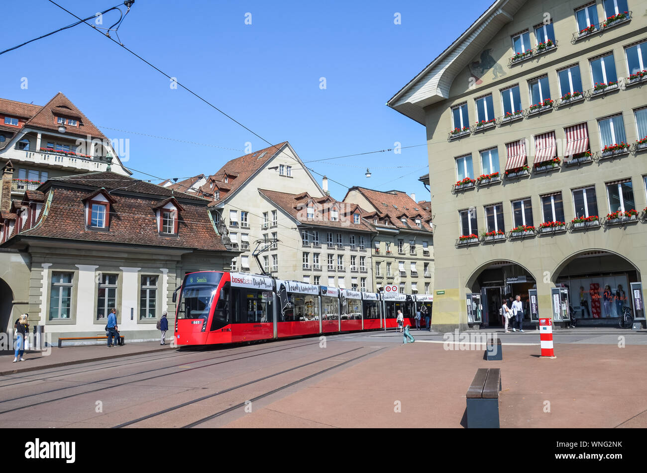 Bern, Svizzera - 14 agosto 2019: tram rosso su strada nel centro della capitale della Svizzera. I mezzi di trasporto pubblici. Edifici storici. La gente per strada. La vita quotidiana. Foto Stock