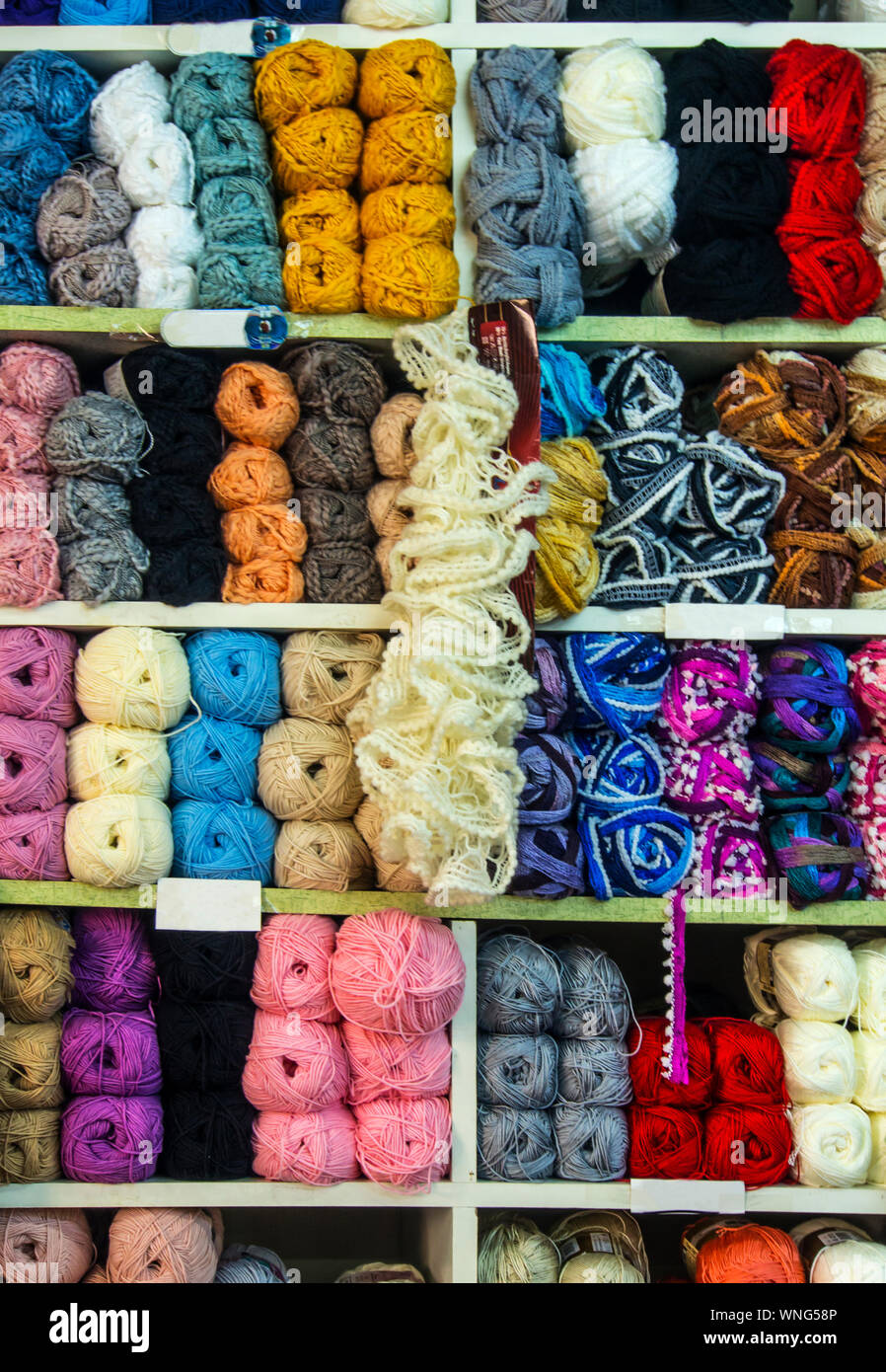 Colorata lana palle in scaffali per la vendita Foto Stock