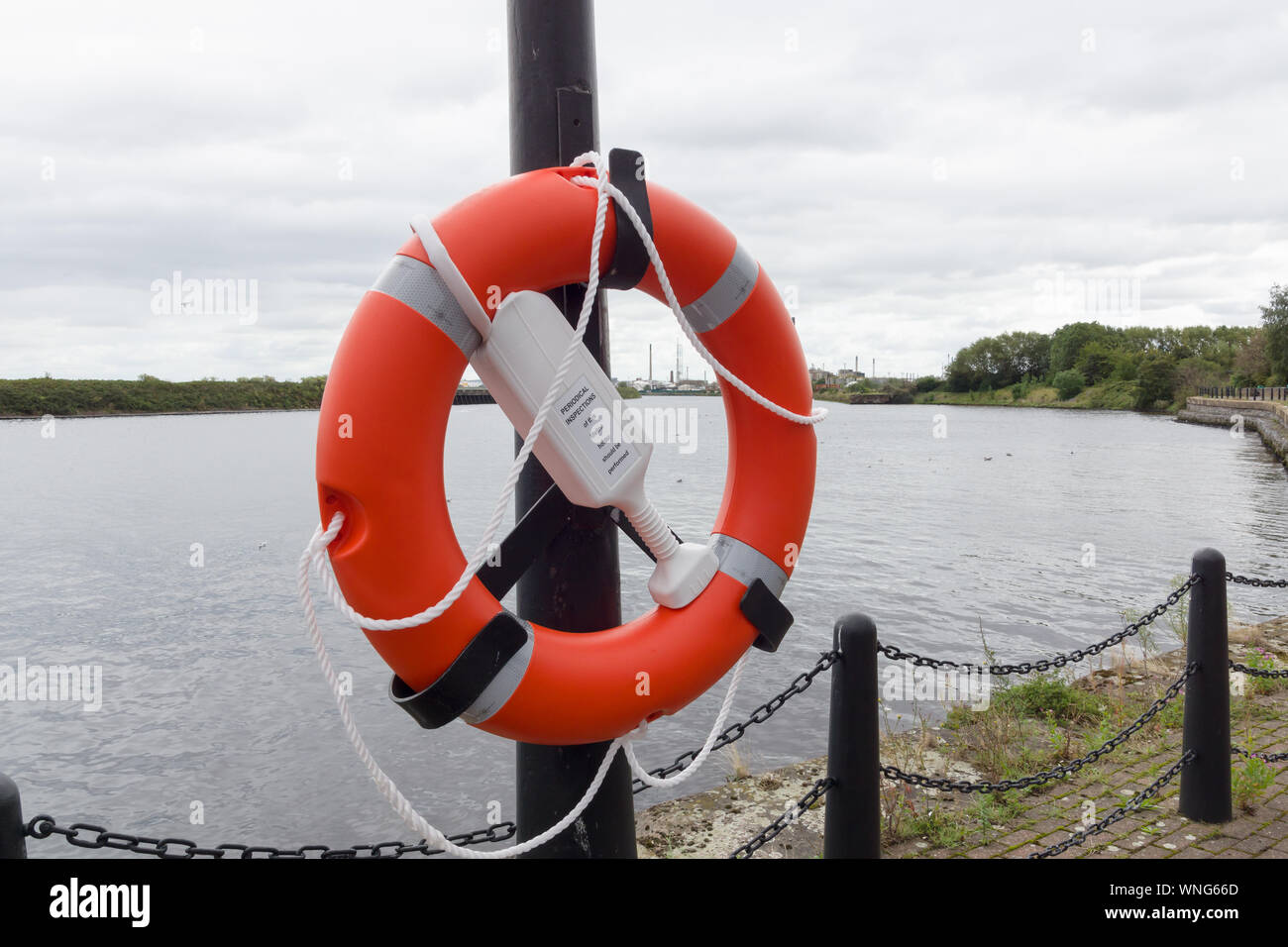 Anello di vita sulle rive del Manchester ship canal in Ellesmere Port Foto Stock