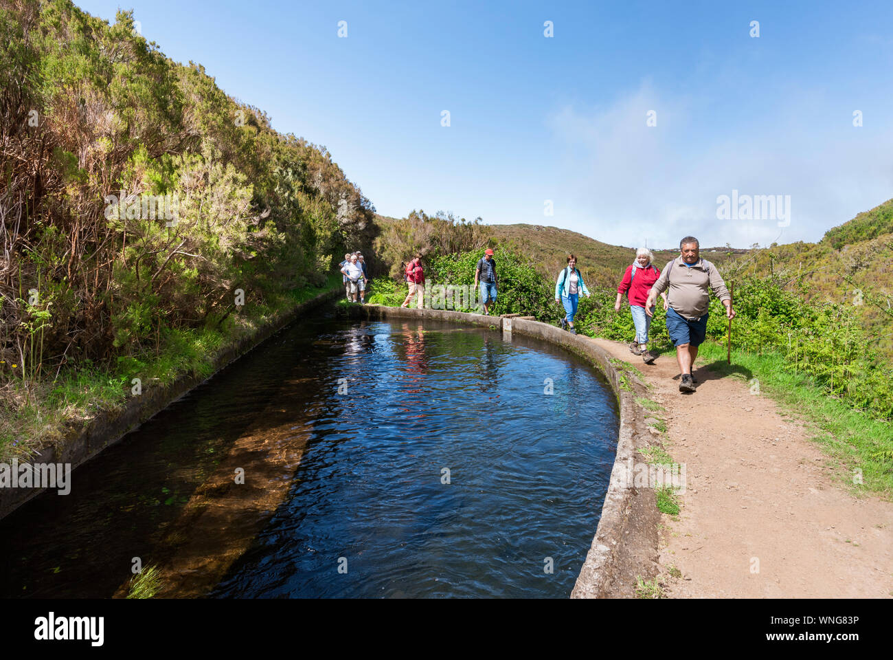 I turisti a piedi una su un percorso guidato di levada a piedi a Madeira Foto Stock