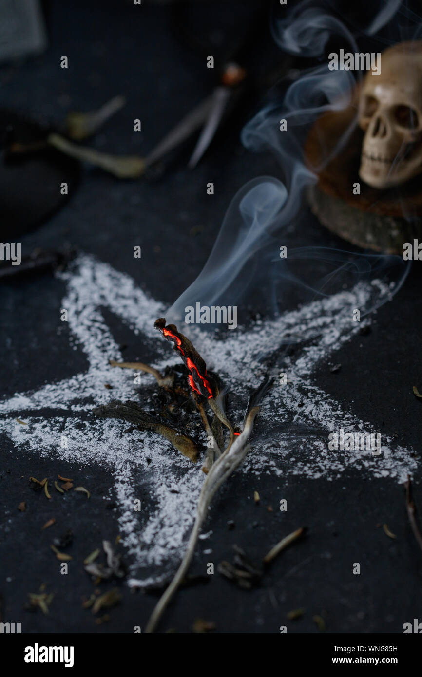 Close-up di fumo con forma a stella durante la occulta Foto Stock