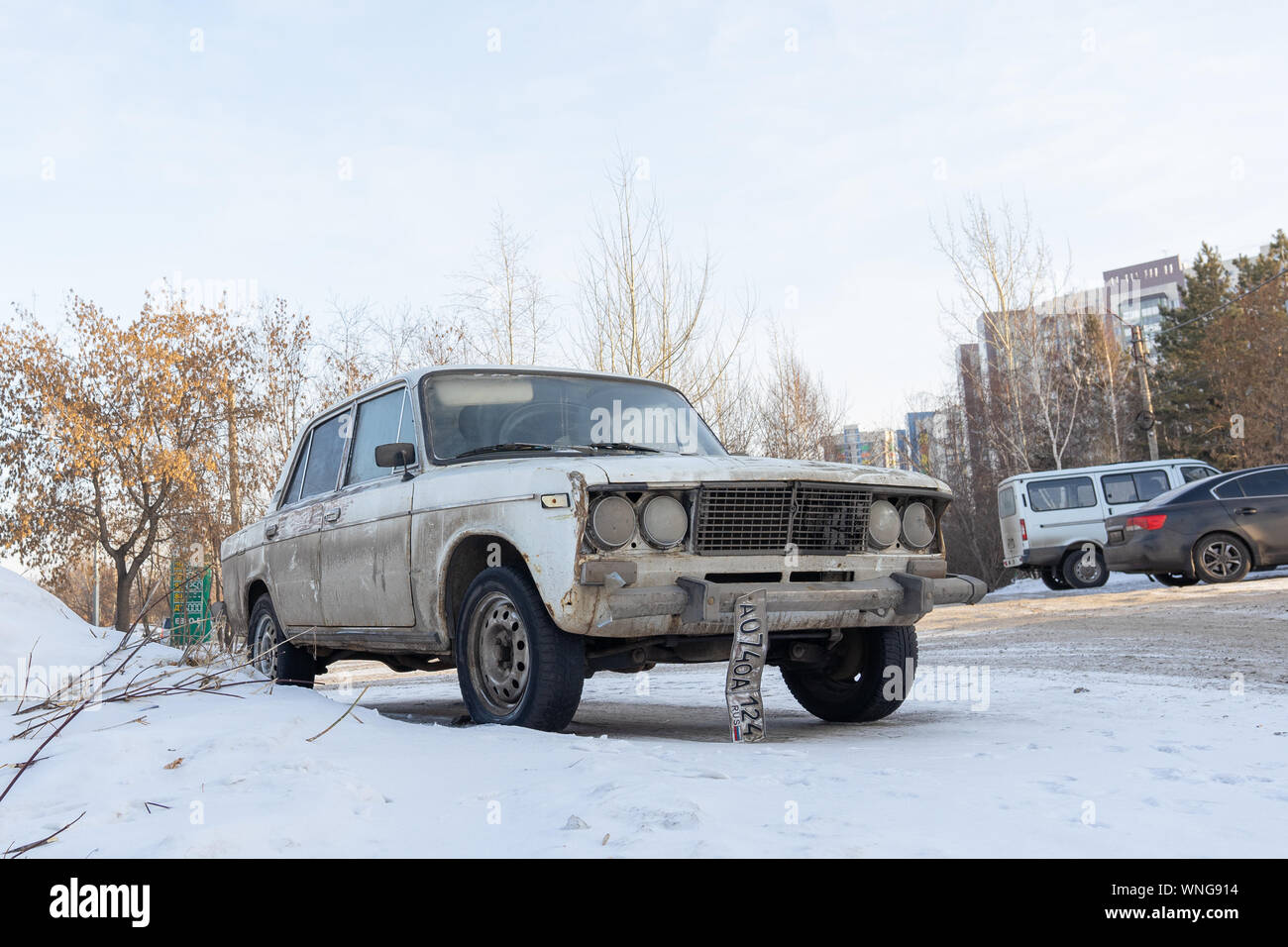 Krasnoyarsk, Russia, Agosto 10, 2019: Russo retrò Lada 2106 auto sulla strada abbandonati o rubato Foto Stock