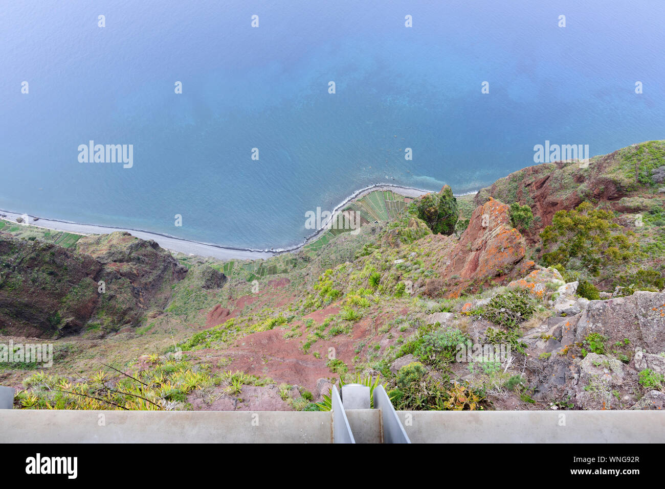 Vista della costa da Cabo Girão un alto dirupo a Madera Foto Stock