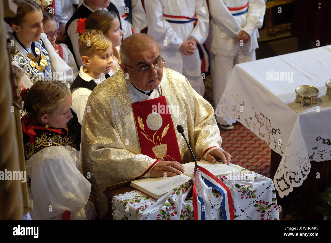 Il sacerdote predica durante la Messa per la Giornata del Ringraziamento in Stitar, Croazia Foto Stock