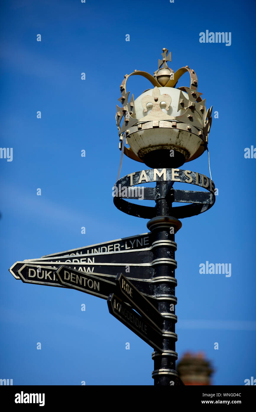 Tameside Stalybridge "Corona Pole' signpost eretta nel 2002, insieme con gli altri in Tameside, per commemorare il giubileo d oro di HM Queen Elizabeth Foto Stock