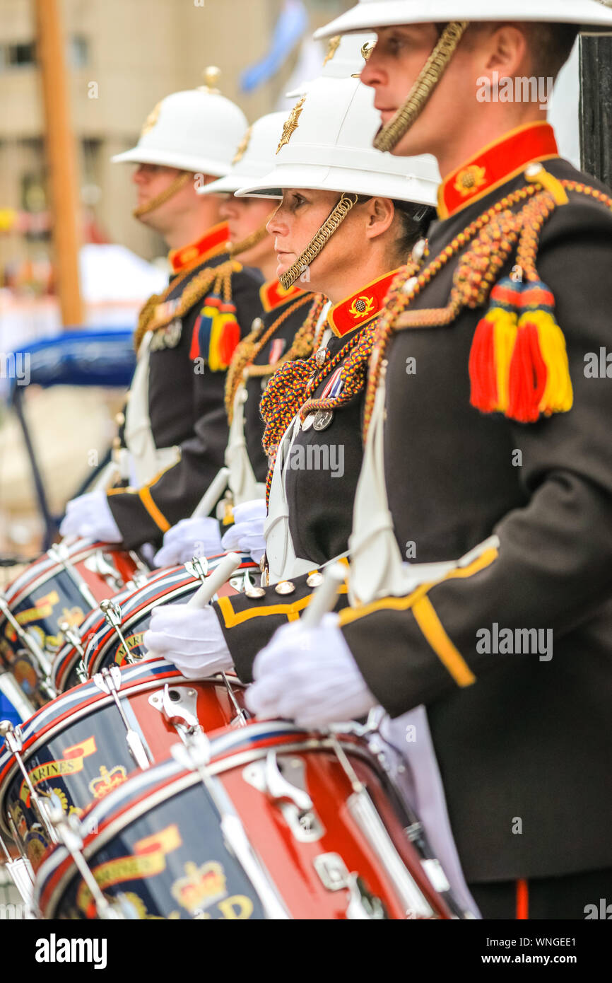 St Katharine Docks, Londra, 06 settembre 2019. I Royal Marines servizio di banda Collingwood band suonare brani classici e marche al festival. Classic barche e chiatte, decorate piccoli pescherecci e imbarcazioni sono ormeggiate in St Katharine Docks per l annuale Classic Boat Festival. Il free festival dispone anche di cibi e bevande di bancarelle, stadi, bande e paletta libera di salire a bordo e di altre attività ed è per tre giorni e fino a domenica 8 settembre. Credito: Imageplotter/Alamy Live News Credito: Imageplotter/Alamy Live News Foto Stock