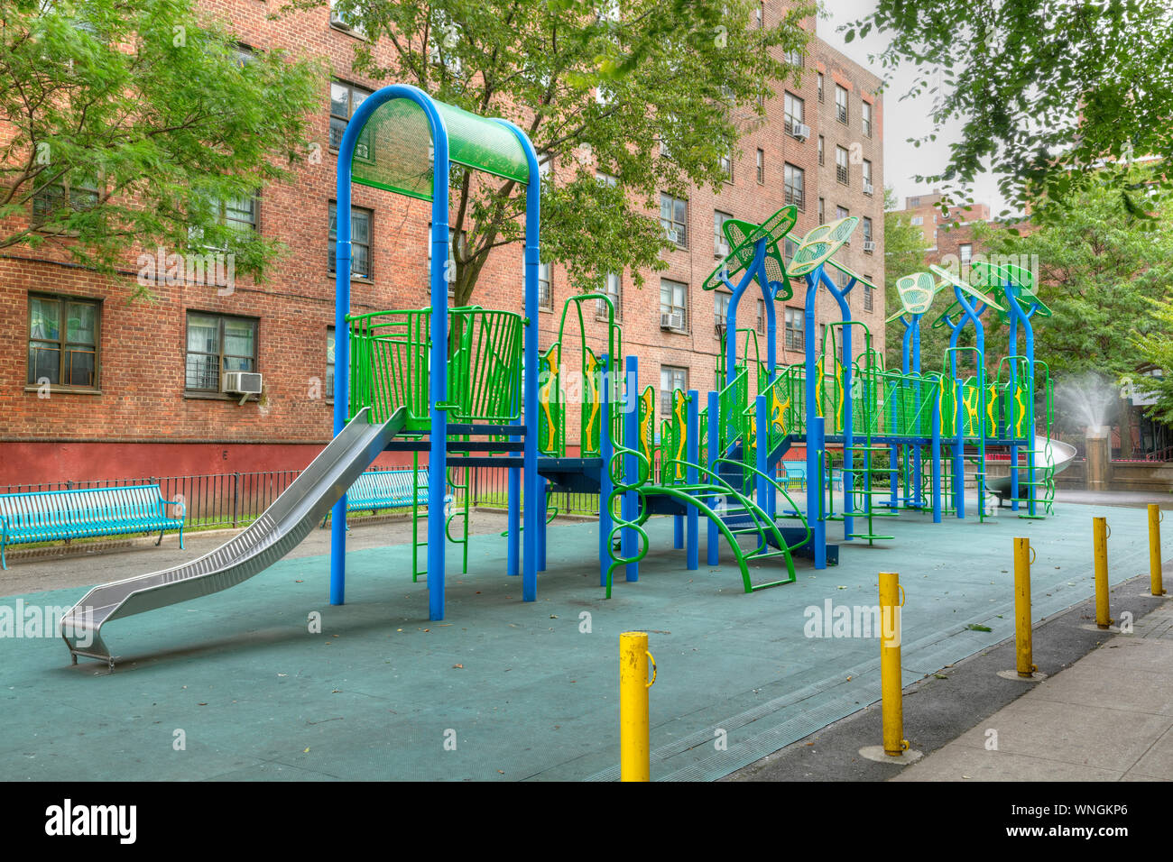 Parco giochi all'interno di progetto di edilizia abitativa in America Foto Stock