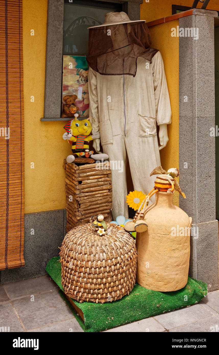 L apicoltura display; la produzione di miele; manequin; abbigliamento protettivo; contenitori, giocattolo api, agriturismo, Europa, Catania, Sicilia, Italia; verticale, PR Foto Stock