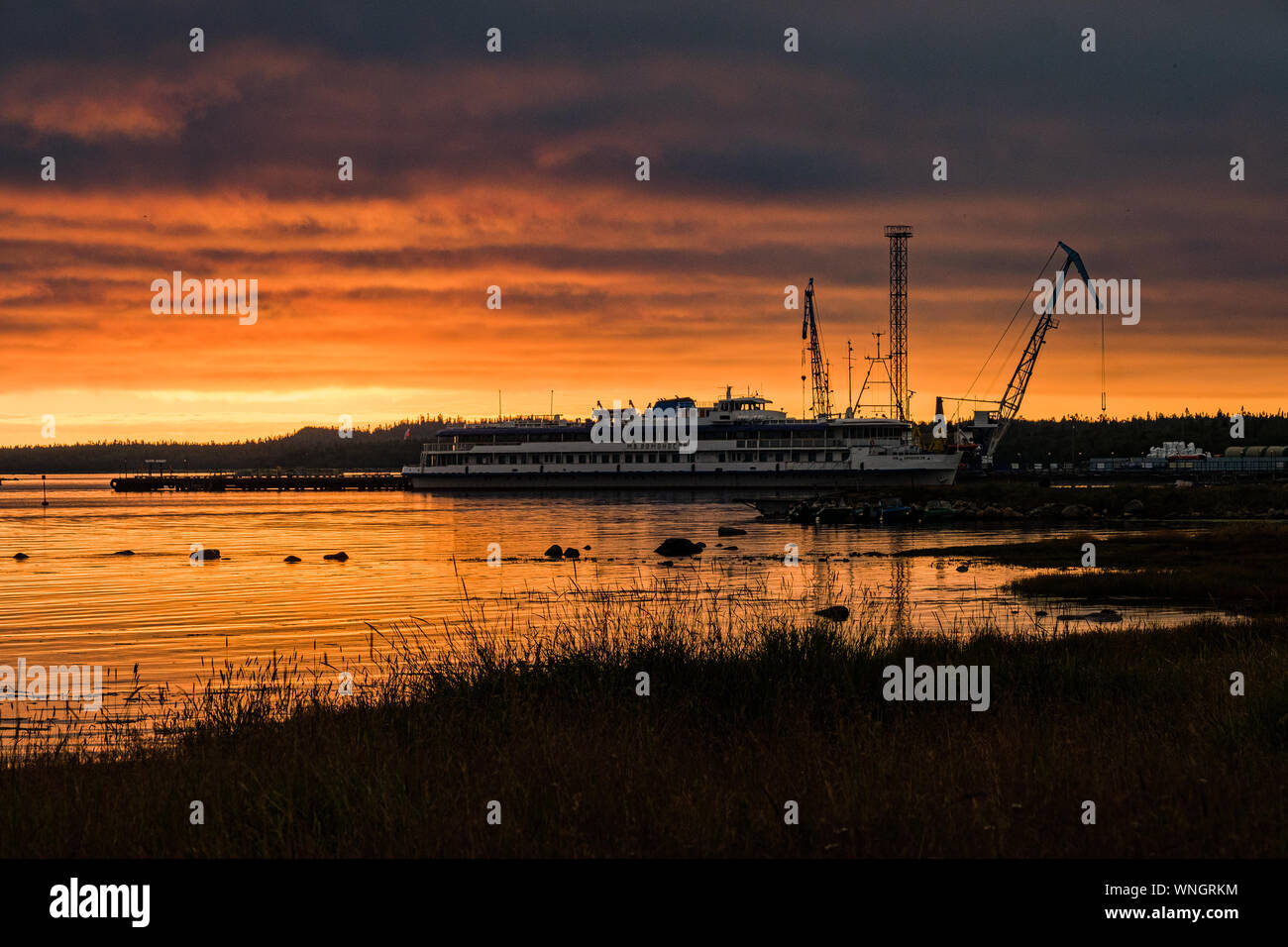 Isole SOLOVETSKY, ARHANGELSK REGIONE, LA RUSSIA - Agosto 16, 2019: Mare del Nord il tramonto panorama sulle isole Solovetsky Foto Stock