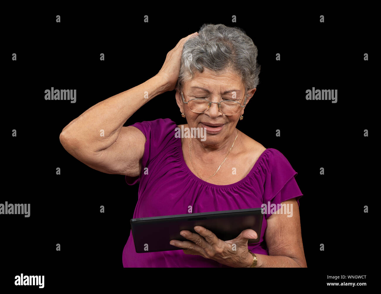 Il sambuco donna che indossa occhiali con una compressa Foto Stock