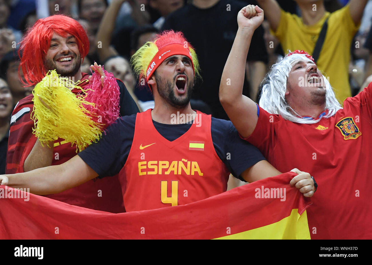 Wuhan, la Cina della provincia di Hubei. 6 Sep, 2019. I fan di Spagna il tifo per il team durante il gruppo J match tra Spagna e Italia a 2019 FIBA World Cup a Wuhan, capitale della Cina centrale della provincia di Hubei, Sett. 6, 2019. Credito: Cheng Min/Xinhua/Alamy Live News Foto Stock