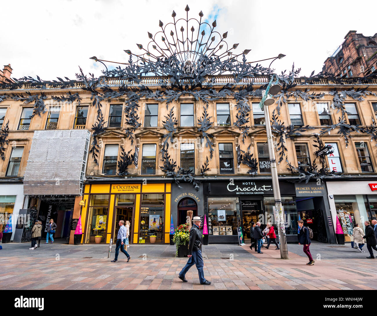 La gente camminare passato Princes Square shopping mall ingresso, Buchanan Street, Glasgow, Scotland, Regno Unito Foto Stock