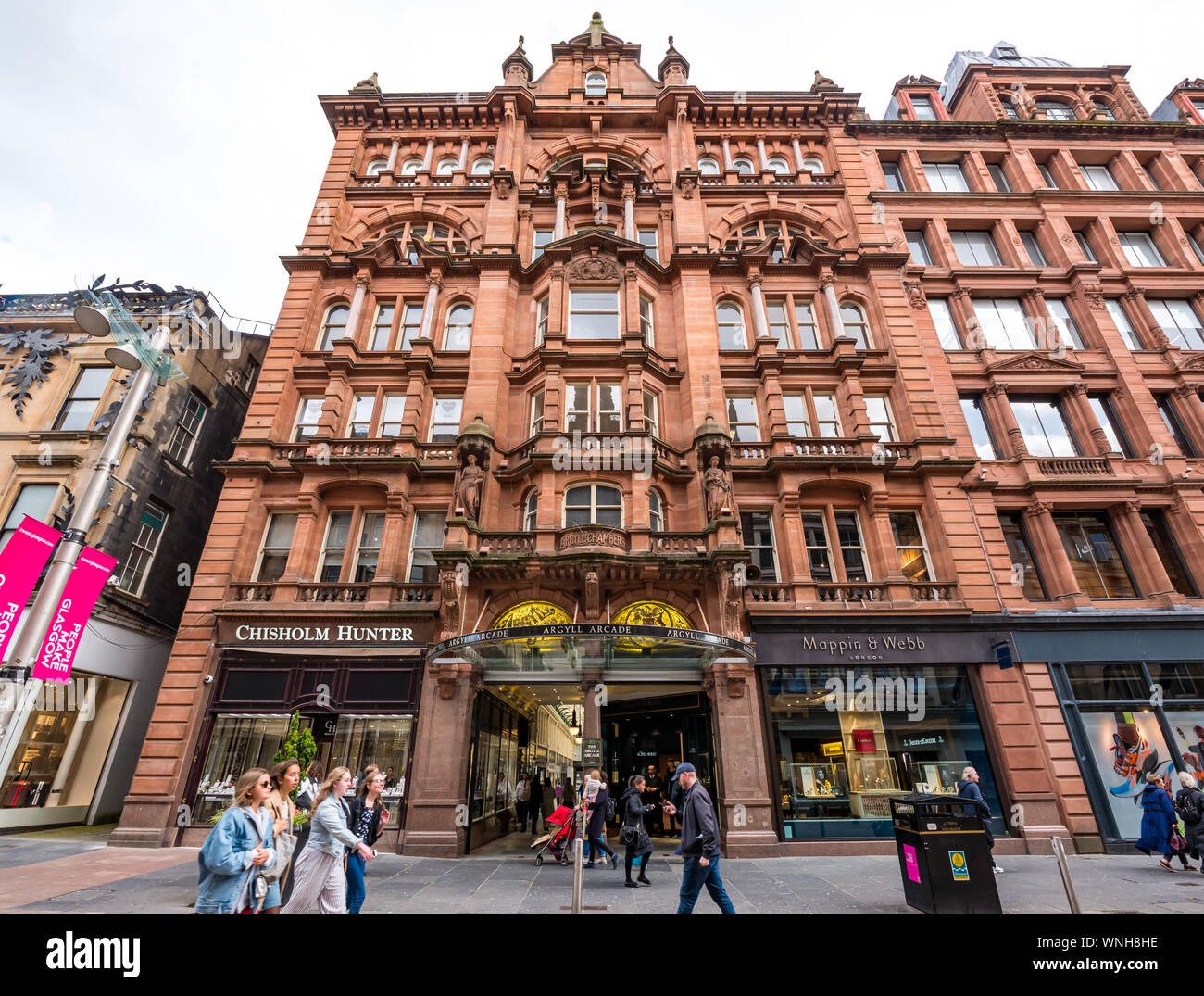 La gente camminare passato Argyll Arcade, Buchanan Street, Glasgow, Scotland, Regno Unito Foto Stock