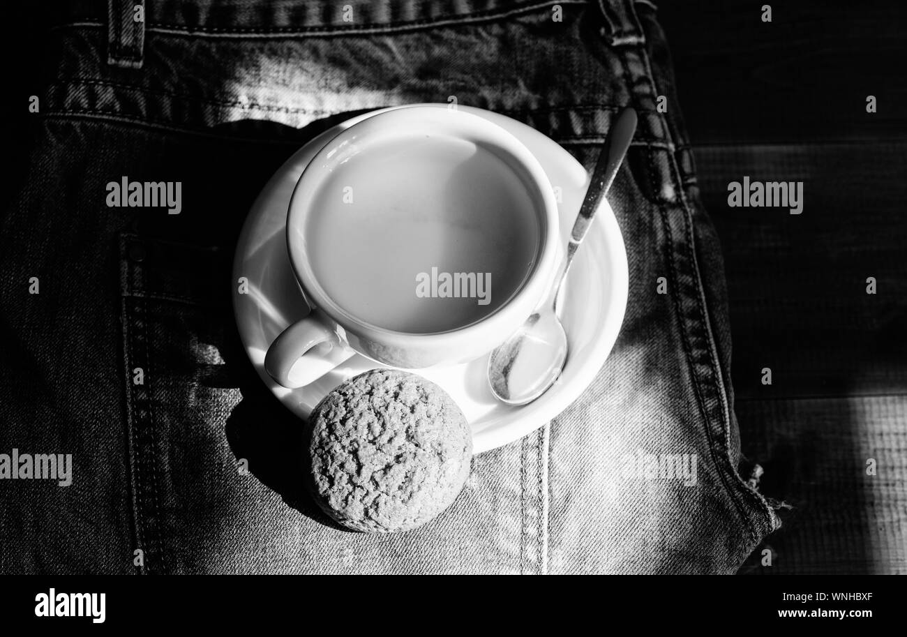 Spuntino veloce concetto. Rilassante tè camomilla. Cup la tazza di tè caldo e oat cookie. Tazza da tè riempiti vicino. Verde di erbe o nero a foglia intera. Processo di infuso di tè tazza ceramica. Ispirazione e atmosfera pacifica. Foto Stock