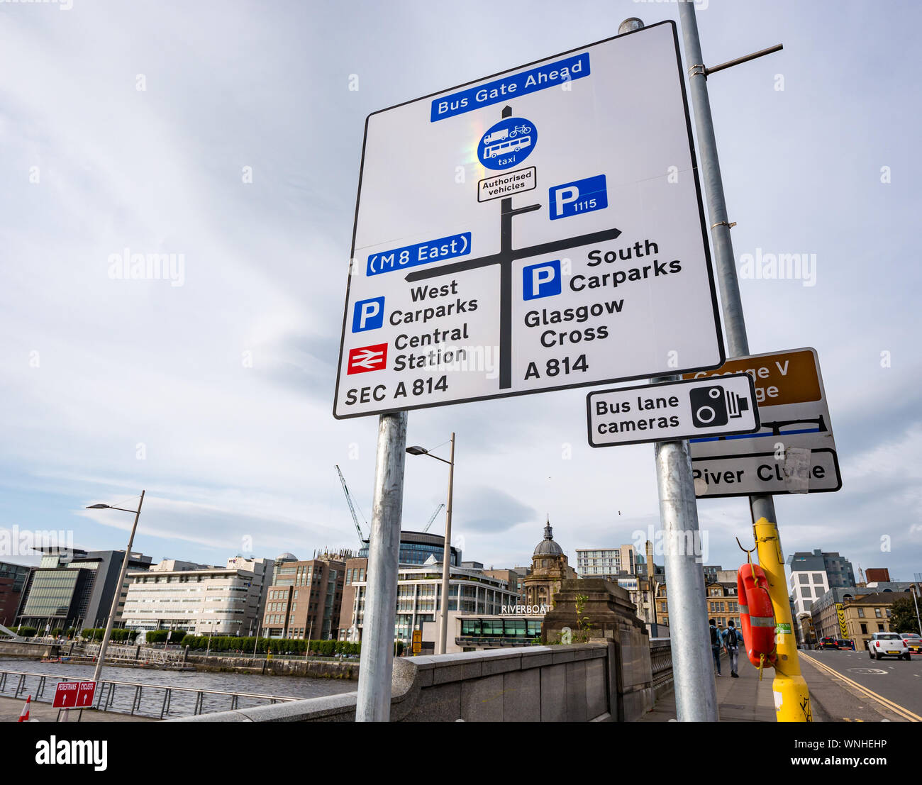 Cartello stradale le direzioni su King Geroge V ponte, sul fiume Clyde, Glasgow, Scotland, Regno Unito Foto Stock