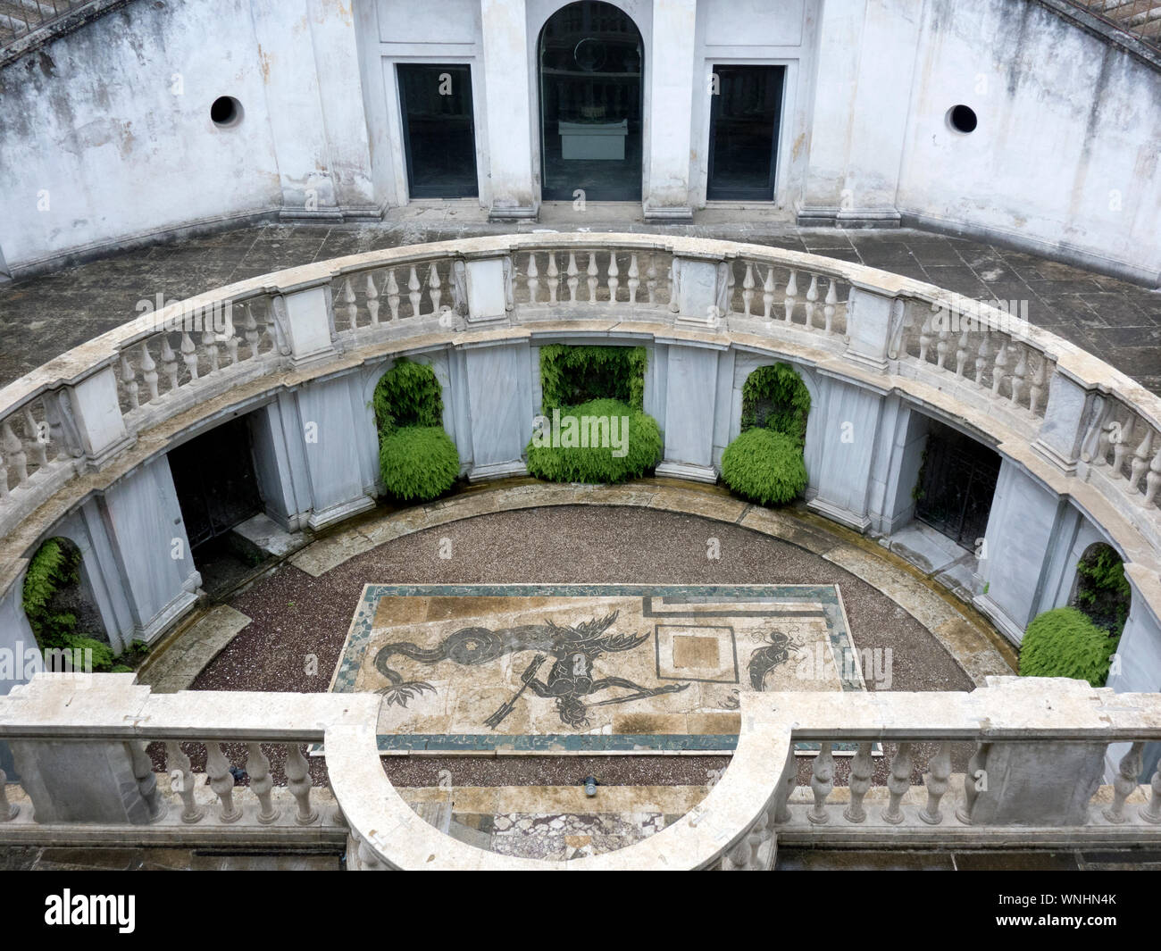 Balcone con vista sul patio mosaico a Villa Guidia Museo Etrusco, Roma, 2019. Foto Stock