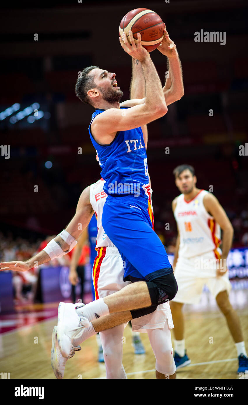 (190906) -- WUHAN, Sett. 6, 2019 (Xinhua) -- Amedeo Della Valle dell'Italia va al cestello durante il gruppo J match tra Spagna e Italia a 2019 FIBA World Cup a Wuhan, capitale della Cina centrale della provincia di Hubei, Sett. 6, 2019. (Xinhua/Xiao Yijiu) Foto Stock