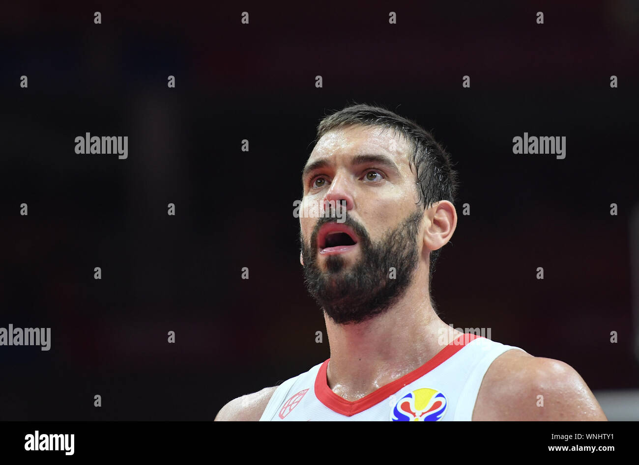 (190906) -- WUHAN, Sett. 6, 2019 (Xinhua) -- Marc Gasol della Spagna reagisce durante il gruppo J match tra Spagna e Italia a 2019 FIBA World Cup a Wuhan, capitale della Cina centrale della provincia di Hubei, Sett. 6, 2019. (Xinhua/Cheng min) Foto Stock