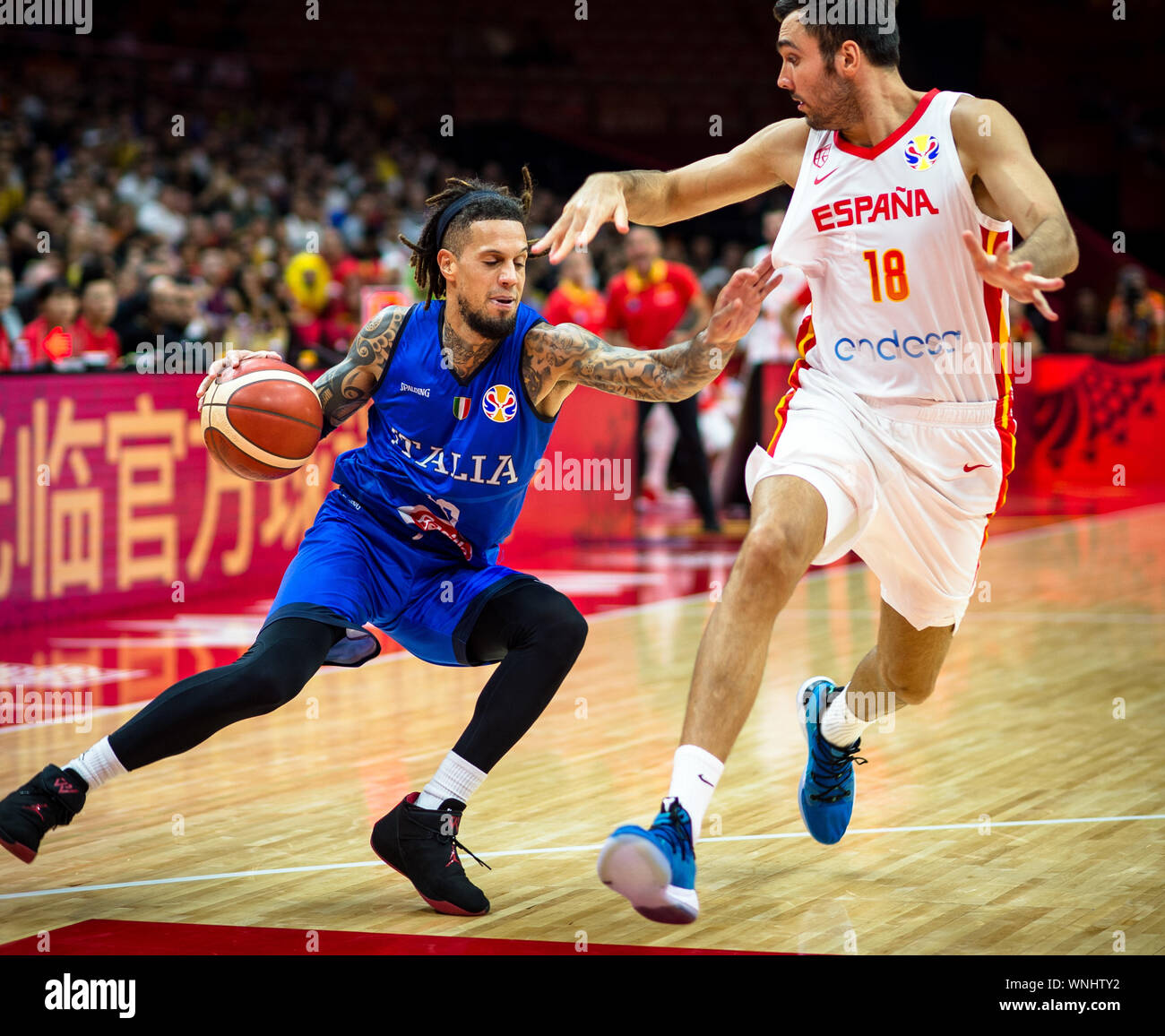 (190906) -- WUHAN, Sett. 6, 2019 (Xinhua) -- Daniel Hackett (L) dell'Italia sfonda contro Pierre Oriola di Spagna durante il gruppo J match tra Spagna e Italia a 2019 FIBA World Cup a Wuhan, capitale della Cina centrale della provincia di Hubei, Sett. 6, 2019. (Xinhua/Xiao Yijiu) Foto Stock