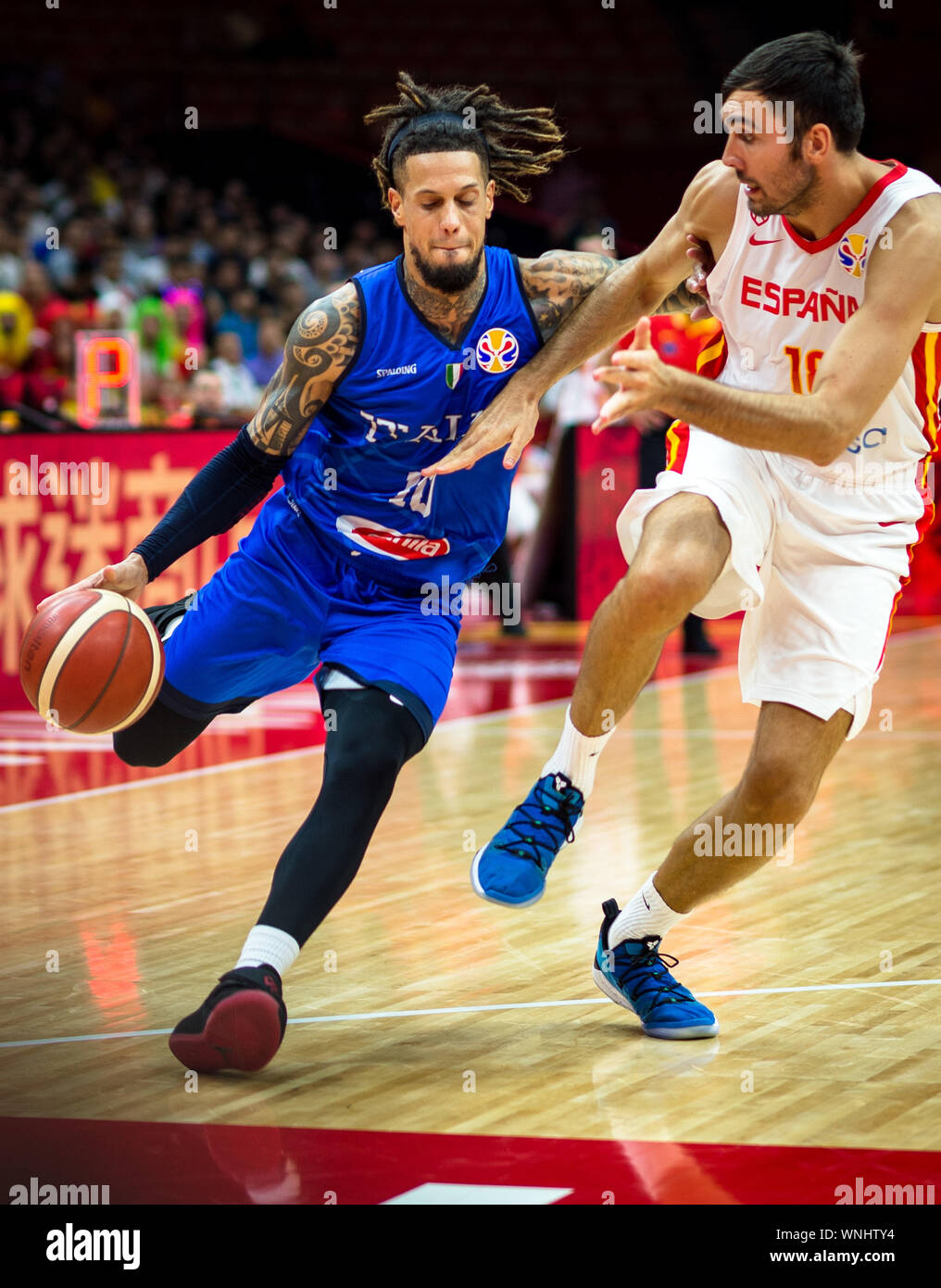 (190906) -- WUHAN, Sett. 6, 2019 (Xinhua) -- Daniel Hackett (L) dell'Italia si rompe durante il gruppo J match tra Spagna e Italia a 2019 FIBA World Cup a Wuhan, capitale della Cina centrale della provincia di Hubei, Sett. 6, 2019. (Xinhua/Xiao Yijiu) Foto Stock