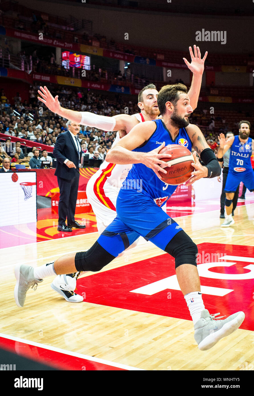 (190906) -- WUHAN, Sett. 6, 2019 (Xinhua) -- Marco Belinelli (anteriore) dell Italia si rompe durante il gruppo J match tra Spagna e Italia a 2019 FIBA World Cup a Wuhan, capitale della Cina centrale della provincia di Hubei, Sett. 6, 2019. (Xinhua/Xiao Yijiu) Foto Stock