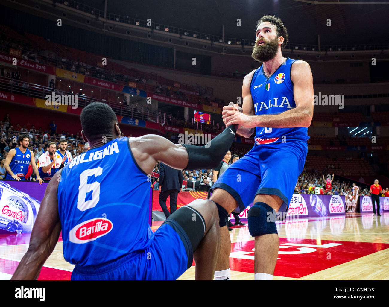 (190906) -- WUHAN, Sett. 6, 2019 (Xinhua) -- Luigi Datome (R) dell'Italia tira Paolo Biligha dell Italia durante il gruppo J match tra Spagna e Italia a 2019 FIBA World Cup a Wuhan, capitale della Cina centrale della provincia di Hubei, Sett. 6, 2019. (Xinhua/Xiao Yijiu) Foto Stock