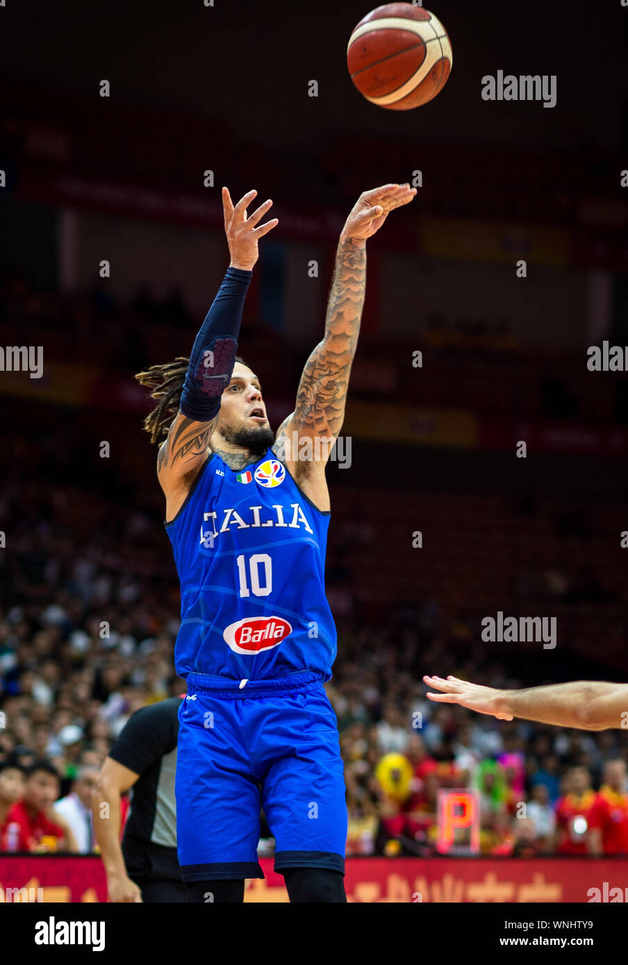 (190906) -- WUHAN, Sett. 6, 2019 (Xinhua) -- Daniel Hackett di germogli in Italia durante il gruppo J match tra Spagna e Italia a 2019 FIBA World Cup a Wuhan, capitale della Cina centrale della provincia di Hubei, Sett. 6, 2019. (Xinhua/Xiao Yijiu) Foto Stock