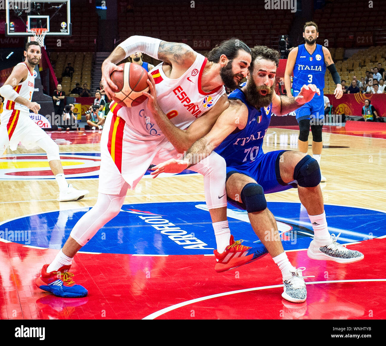 (190906) -- WUHAN, Sett. 6, 2019 (Xinhua) -- Ricky Rubio anteriore (L) della Spagna compete con Luigi Datome anteriore (R) dell'Italia durante il gruppo J match tra Spagna e Italia a 2019 FIBA World Cup a Wuhan, capitale della Cina centrale della provincia di Hubei, Sett. 6, 2019. (Xinhua/Xiao Yijiu) Foto Stock