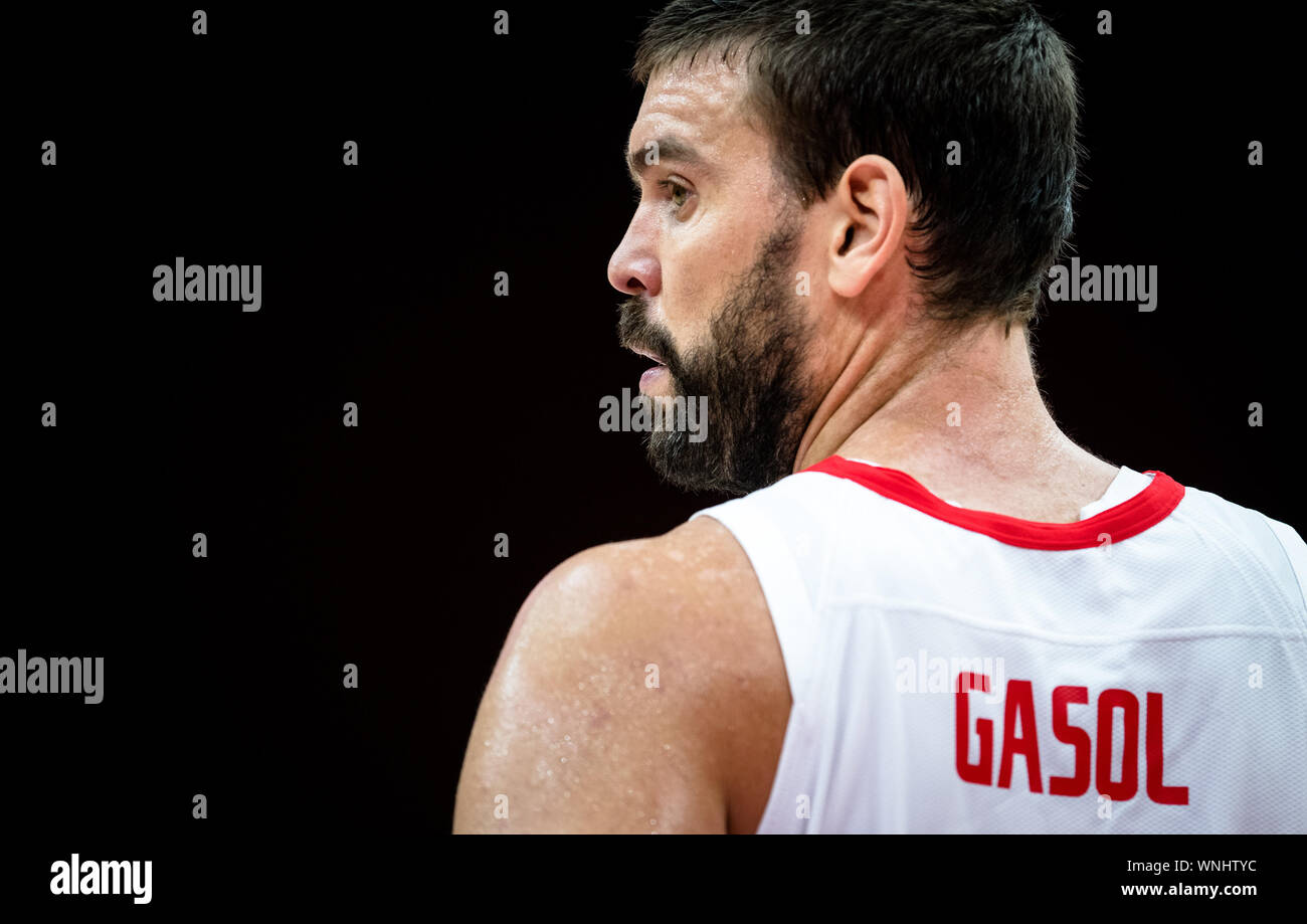 (190906) -- WUHAN, Sett. 6, 2019 (Xinhua) -- Marc Gasol della Spagna si affaccia su durante il gruppo J match tra Spagna e Italia a 2019 FIBA World Cup a Wuhan, capitale della Cina centrale della provincia di Hubei, Sett. 6, 2019. (Xinhua/Xiao Yijiu) Foto Stock