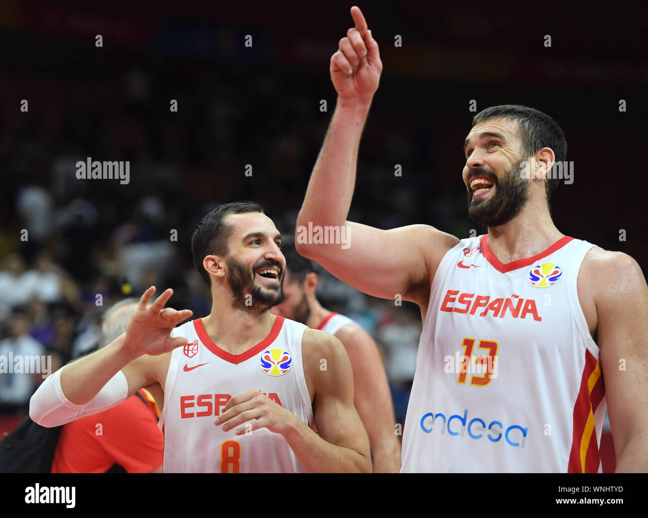 (190906) -- WUHAN, Sett. 6, 2019 (Xinhua) -- Pau Ribas (L) e Marc Gasol della Spagna celebrare dopo il gruppo J match tra Spagna e Italia a 2019 FIBA World Cup a Wuhan, capitale della Cina centrale della provincia di Hubei, Sett. 6, 2019. (Xinhua/Cheng min) Foto Stock