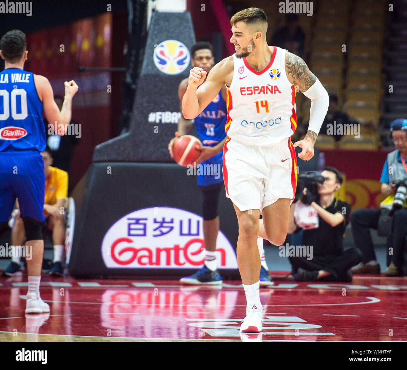 (190906) -- WUHAN, Sett. 6, 2019 (Xinhua) -- Willy Geuer Hernangomez (anteriore) della Spagna celebra durante il gruppo J match tra Spagna e Italia a 2019 FIBA World Cup a Wuhan, capitale della Cina centrale della provincia di Hubei, Sett. 6, 2019. (Xinhua/Xiao Yijiu) Foto Stock