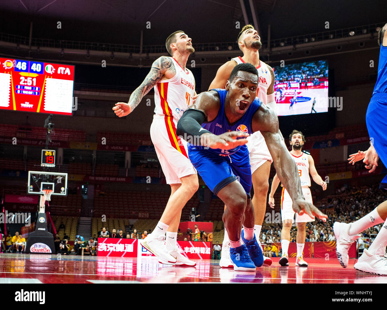 (190906) -- WUHAN, Sett. 6, 2019 (Xinhua) -- Paolo Biligha (anteriore) dell Italia cade durante il gruppo J match tra Spagna e Italia a 2019 FIBA World Cup a Wuhan, capitale della Cina centrale della provincia di Hubei, Sett. 6, 2019. (Xinhua/Xiao Yijiu) Foto Stock