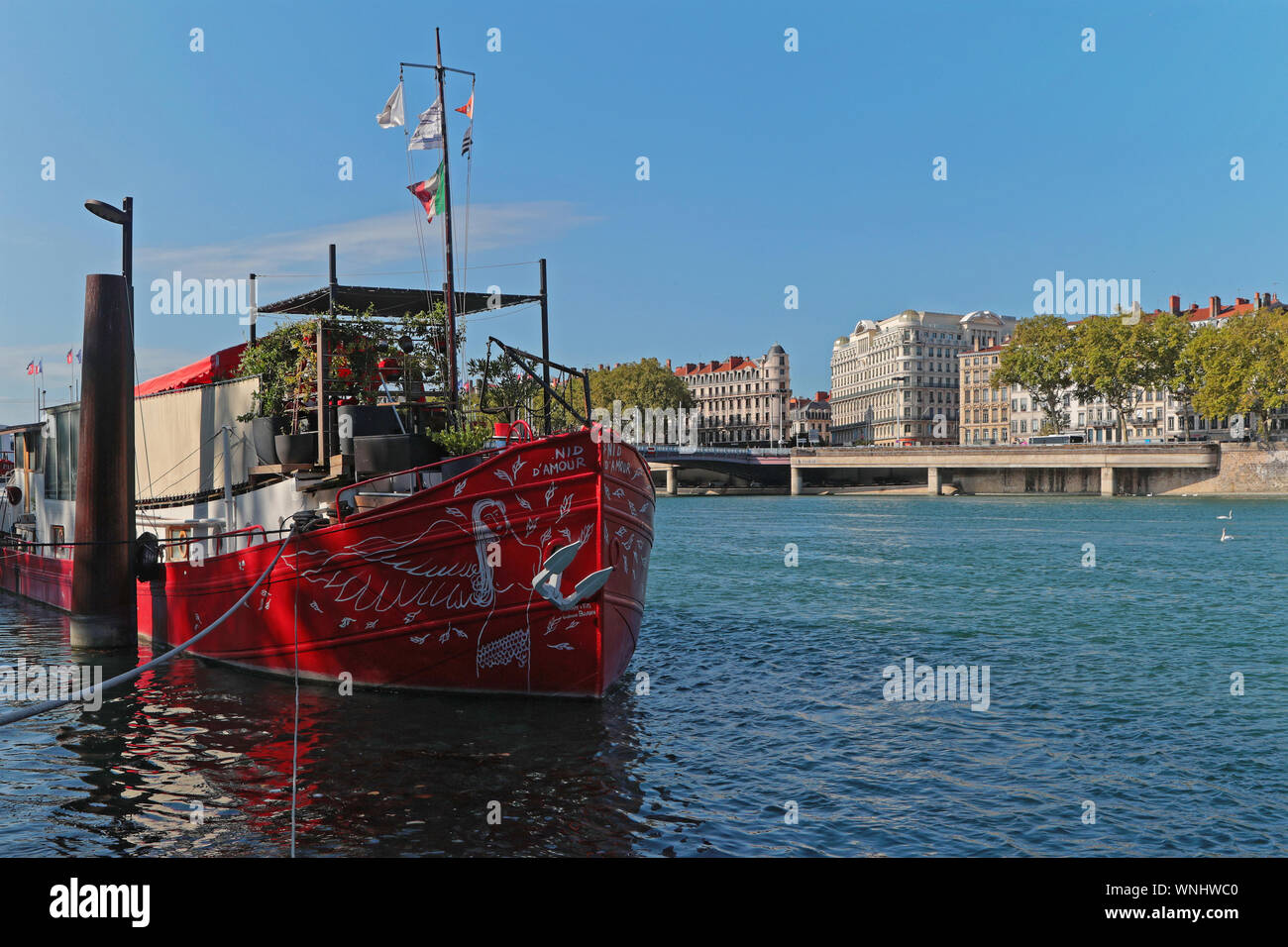 Lione, Francia, 6 settembre 2019 : chiatte sulle rive del Rodano. Il moderno Berges du Rhone come risultato lo sviluppo di sinistra e di destra delle banche Foto Stock