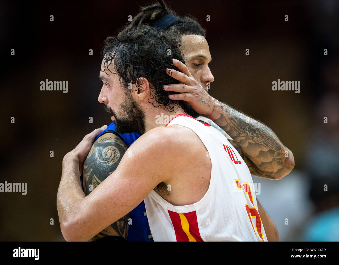 (190906) -- WUHAN, Sett. 6, 2019 (Xinhua) -- Sergio Lullo (R) di Spagna abbracci Daniel Hackett dell Italia dopo il gruppo J match tra Spagna e Italia a 2019 FIBA World Cup a Wuhan, capitale della Cina centrale della provincia di Hubei, Sett. 6, 2019. (Xinhua/Xiao Yijiu) Foto Stock
