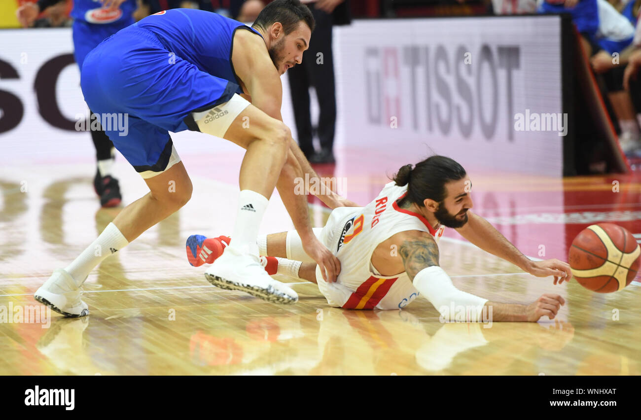 (190906) -- WUHAN, Sett. 6, 2019 (Xinhua) -- Ricky Rubio (R) di Spagna salva la sfera durante il gruppo J match tra Spagna e Italia a 2019 FIBA World Cup a Wuhan, capitale della Cina centrale della provincia di Hubei, Sett. 6, 2019. (Xinhua/Cheng min) Foto Stock