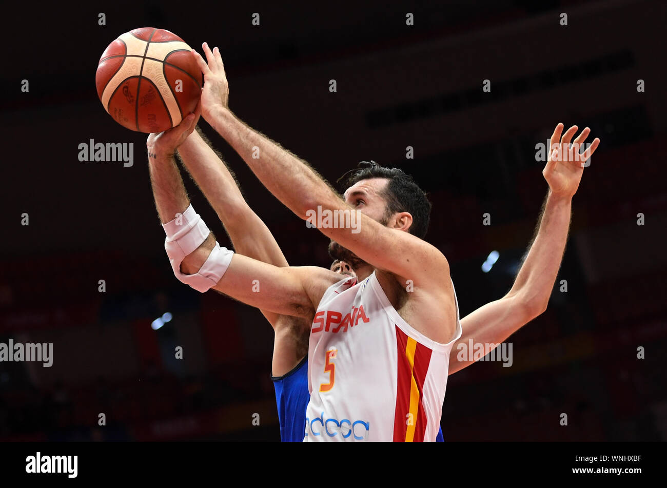 (190906) -- WUHAN, Sett. 6, 2019 (Xinhua) -- Rudy Fernandez (anteriore) di Spagna va al cestello durante il gruppo J match tra Spagna e Italia a 2019 FIBA World Cup a Wuhan, capitale della Cina centrale della provincia di Hubei, Sett. 6, 2019. (Xinhua/Cheng min) Foto Stock